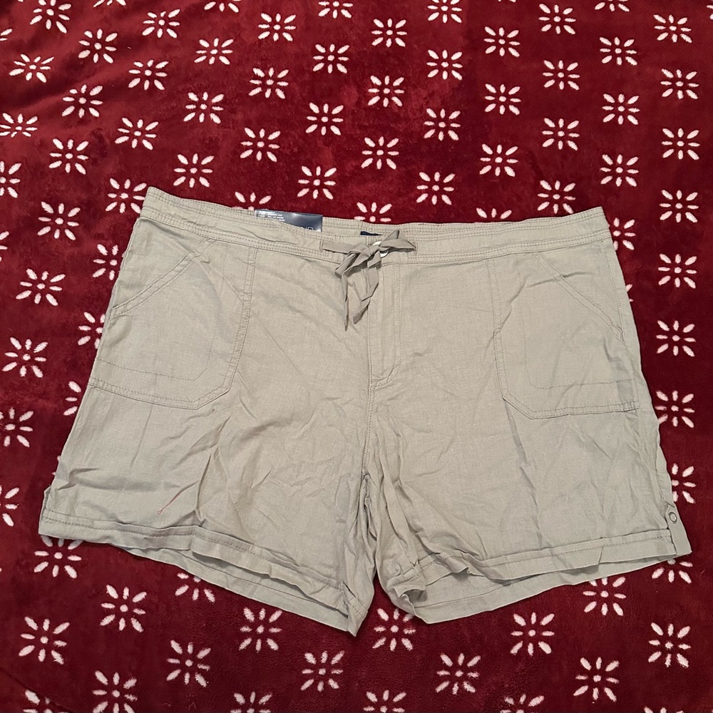 Bandolino Women's Light Gray Cargo Shorts